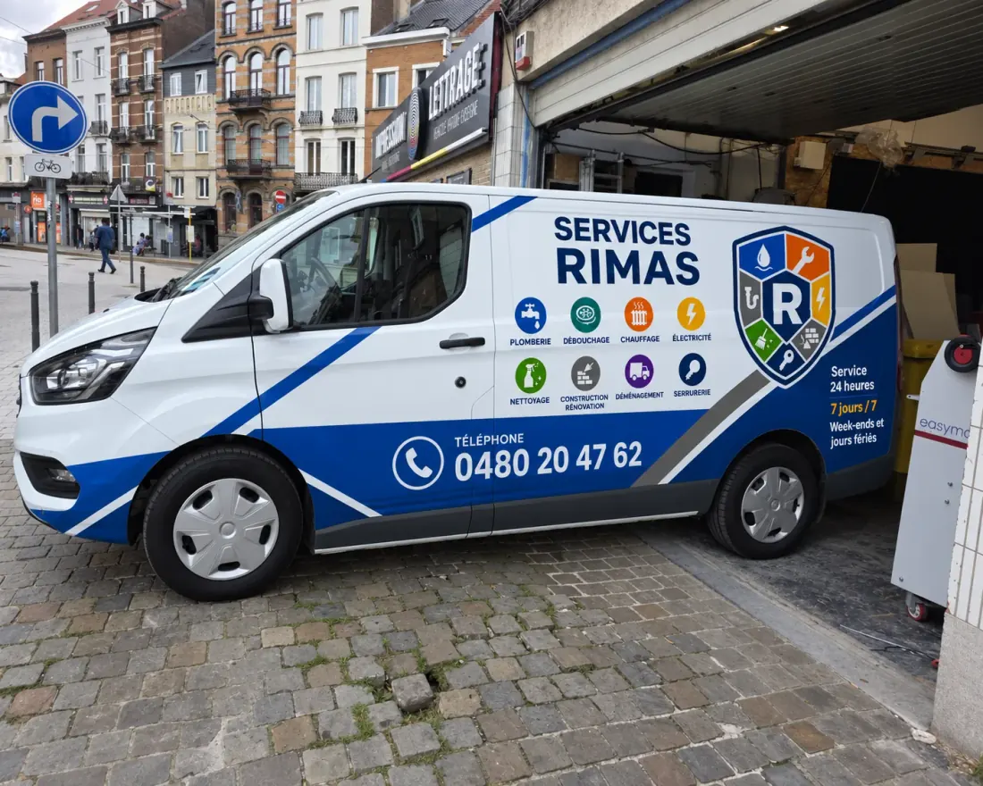 Camionnette Services Rimas garée en rue, prête pour un dépannage de plomberie en Belgique